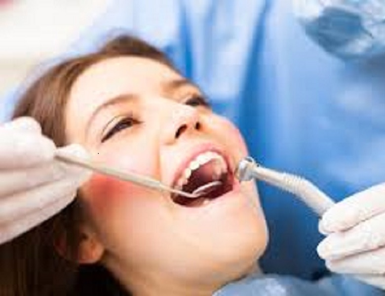 Kobieta podczas zabiegu stomatologicznego u dentysty